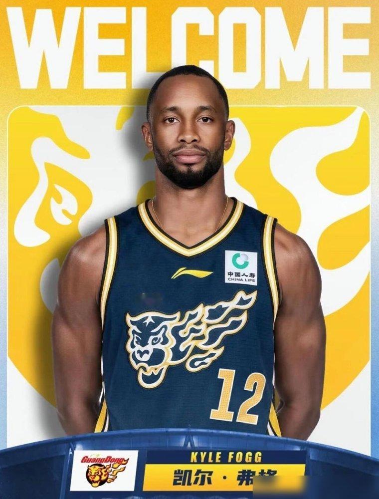 骨折第三天，广东宏远反手砸下俩外援，一个弗格，一个NBA首轮秀阿祖布克。
萨姆纳训练里左手折了，原定战术直接报废。新帅是个38岁的塞尔维亚人，一天CBA没带过。朱芳雨退了，杜锋也退了，连赛季目标都从争冠改成了“先进四强”。
结果10月14号深夜，俱乐部压哨把三外援注册齐了。胡明轩还拿着D类顶薪当