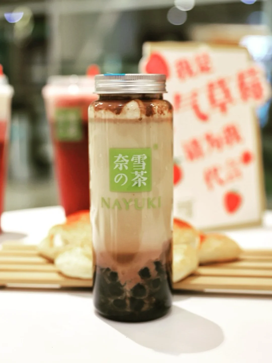 重庆没有下雪，但是有奈雪呀！最新推出的浓浓白巧水晶莓，厚厚生巧黑珍珠的颜值也是太