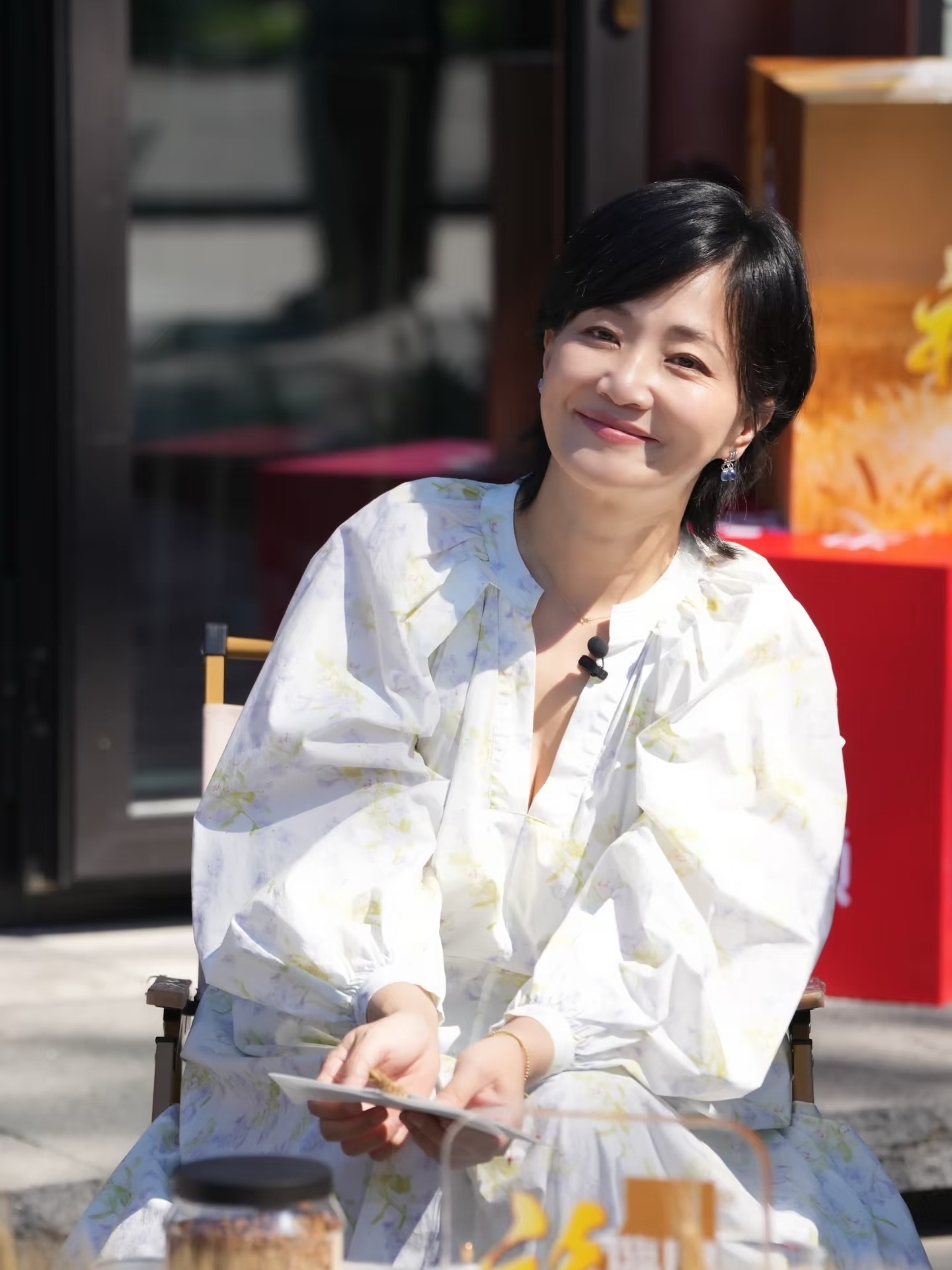 郭柯宇，
很多人不知道，
她公开的感情其实就两段 。

年少时和导演章家瑞有过一段忘年恋，是她早年很深刻的一段感情，后来无奈分手。

之后和演员章贺闪婚，相守十年，生下儿子，最后和平离婚，也就是《再见爱人》里的前夫。
 
其余都是网上的传闻，郭柯宇本人从来没有承认过。她很少主动聊私事，对待感情很通透