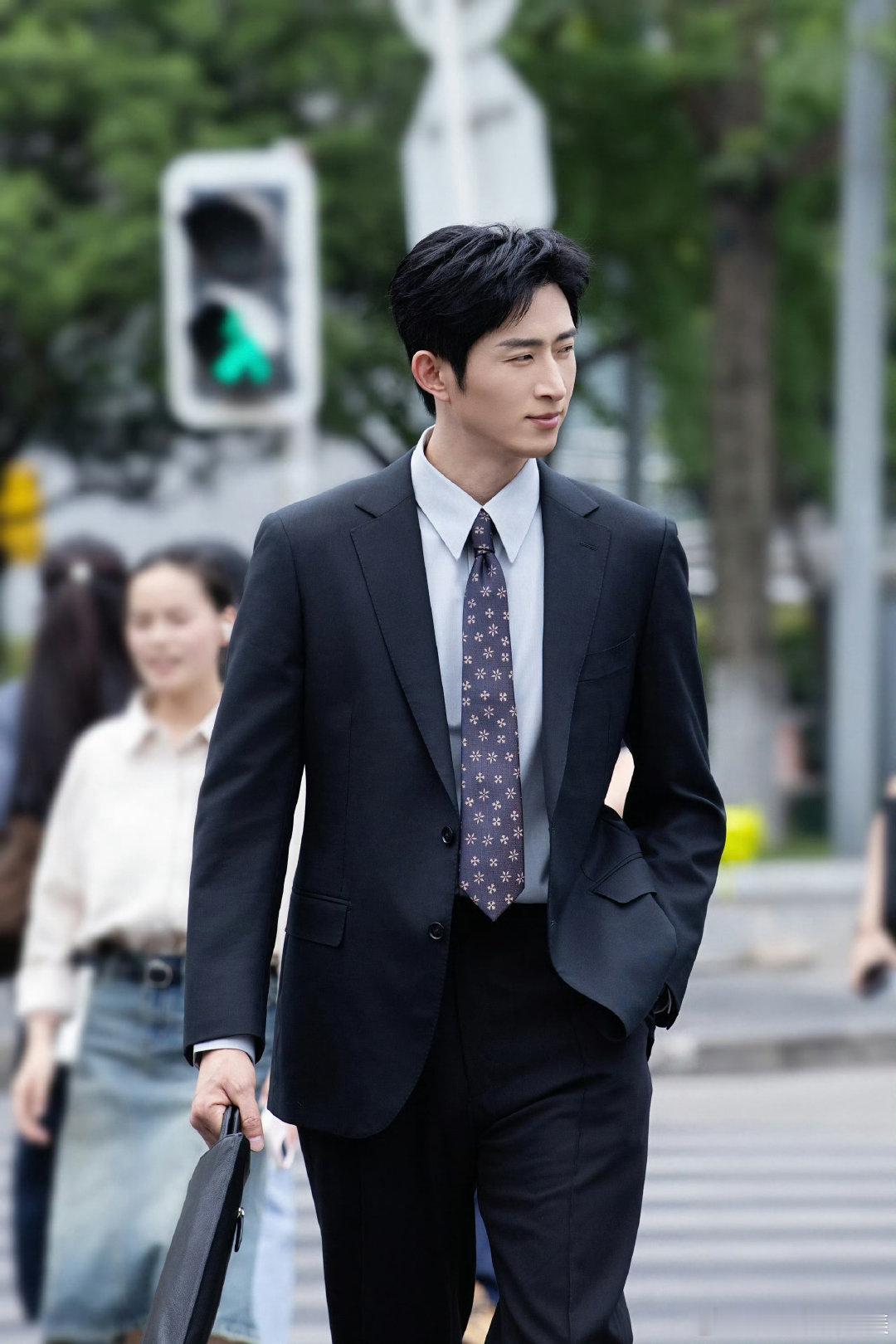 #王凯沐[超话]##王凯沐盛律师的离婚前规则# 
哥哥别在大街上晃悠了[求饶]去走红毯不香嘛​