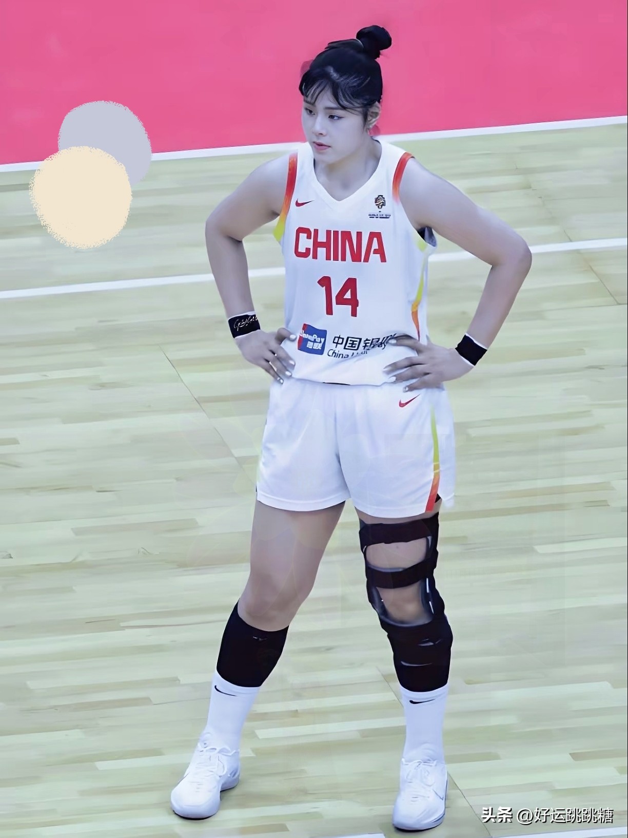 李月汝没去成女篮世界杯，我看新闻愣了一下：不是伤不是弃赛，是换私人护照新旧两本一起在美国邮政寄丢了，23号中转仓扫完就没了。

她正憋着劲想碰美国队呢，结果被一个快递件放倒。篮协、使领馆全帮忙找了，没赶上报名线。

这事怪不着谁“离人间烟火远”，就是个真意外。但也提醒一句：越是要紧东西，越别全押在“