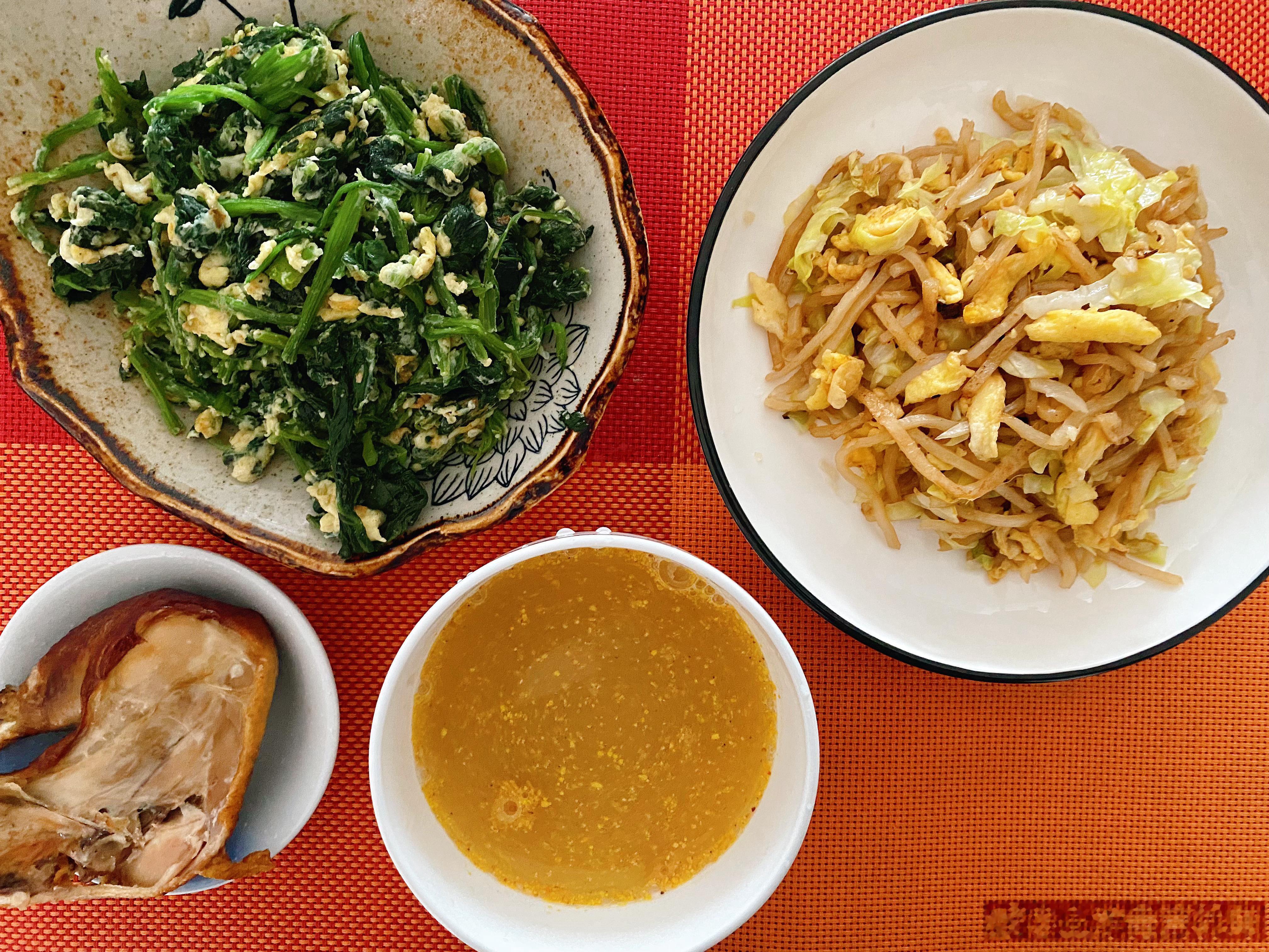 早餐哥  9月10日早餐炒饼，菠菜炒鸡蛋，八珍粉，鸡腿空想一万次，不如行动一次。别再等待“完美时机”，此刻就是最好的开始。哪怕迈出一小步，也是通向成功的巨大跨越。 ​​​