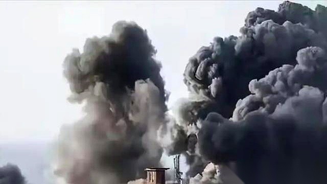 别再问伊朗为啥突然不打以色列了。
人家压根不是怂，人家是在下好大一盘连环套的棋。
专挑老美在中东的基地挨个狠揍，这招叫“釜底抽薪”。
你想啊。
中东那些土豪国，平时花大价钱请老美驻军当“金牌保安”。
伊朗现在的动作，就是要把这保安的脸按在地上摩擦。
潜台词就一句：
“看清楚没？这保安根本护不住你们，