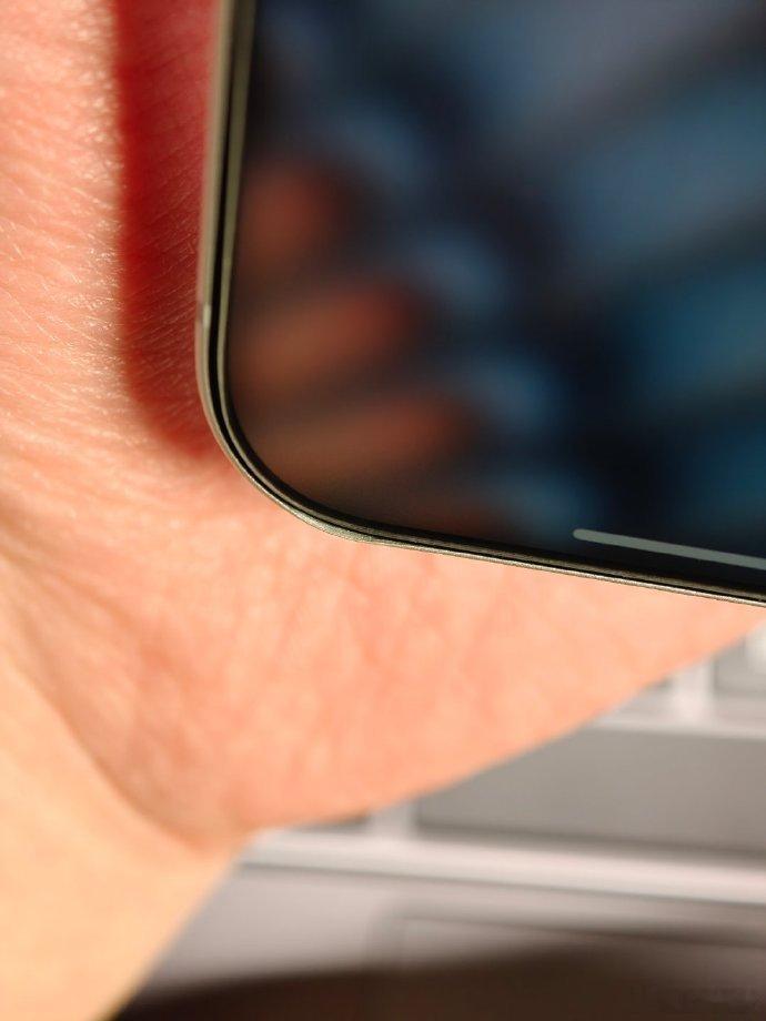iPhone 17 Pro摔了一下边儿都翘起来了，铝合金不带壳真不行    #科技# ​