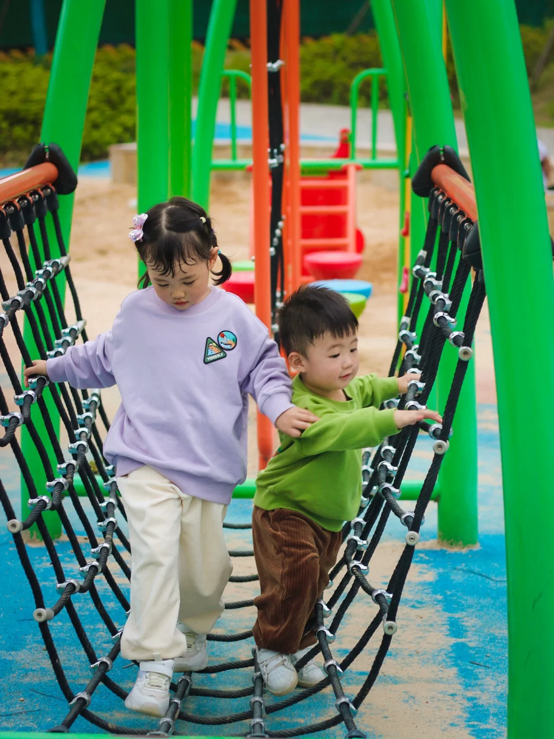 姐弟俩一起出行 穿上了姐弟装