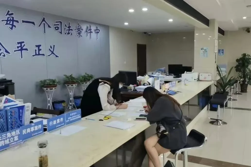 出了事故，对方全责，结果人家两手一摊：我没钱，你爱找谁找谁！
碰上这种人，你说气