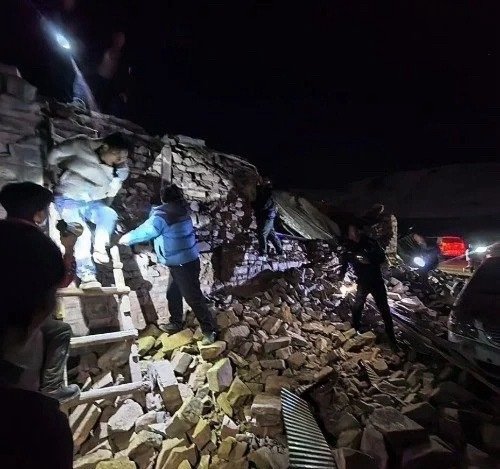 7.0级地震威力太大了，目前已经造成16人遇难、46人受伤。高原救援条件很艰苦，真心祈祷伤亡数字不要再往上增加，愿灾区的人都能平安🙏🙏🙏#西藏地震已致16死46伤# ​