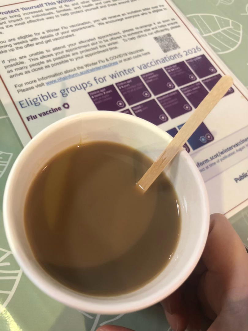 Flu vaccination 。

接待的护士和打疫苗的医生都是超级温柔的小姐姐。

跟她们对话心情super good。

小姐姐一边打针一边问我等下准备去干嘛，

转移注意力，

[笑cry][笑cry][笑cry]

感觉这里医生都把病人当小孩一样哄着，不管几岁。

上次去抽血也是这样。

打完按要求来旁边坐10分钟，一位老奶奶 ​
