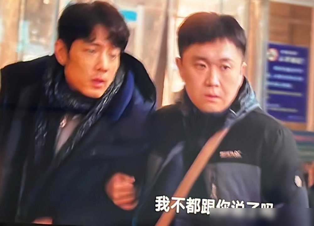 肖战在央视说自己最大的事是开演唱会，白敬亭那边电影刚下映转头就进组拍刑侦剧。
这俩一个忙着唱歌，一个戏约没断过，结果网上还有人喊话导演，说资源全堆给那个有酒窝的男星了。
咱就事论事。肖战手里压着《谍报上不封顶》和《十日终焉》，白敬亭待播的《刑警时刻》是新丽的重头戏。这配置放哪儿都不算差。
但你