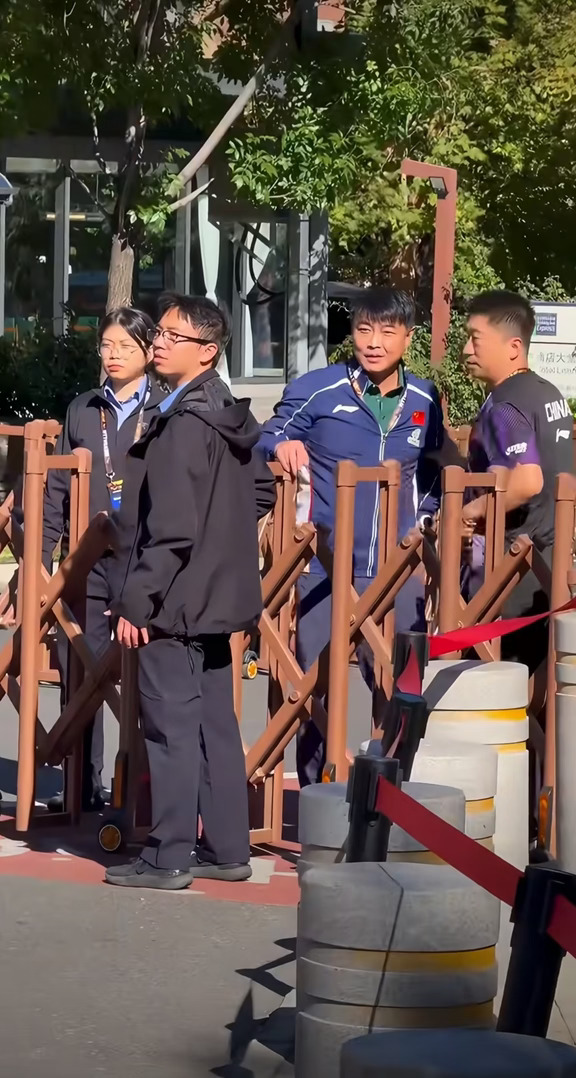 不能忍的王皓与球迷对峙：团结才能战胜一切