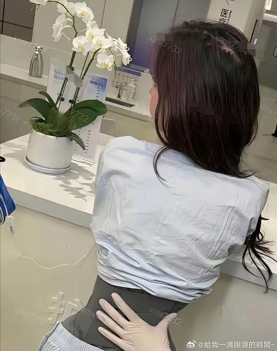 韩安冉又作妖了，她把肋骨软化了，做出这种折角腰，腰只有巴掌大，却连健康都不要了。任何东西都有它存在的道理，韩安冉这种为了美不顾身体健康，太极端了。 ​
