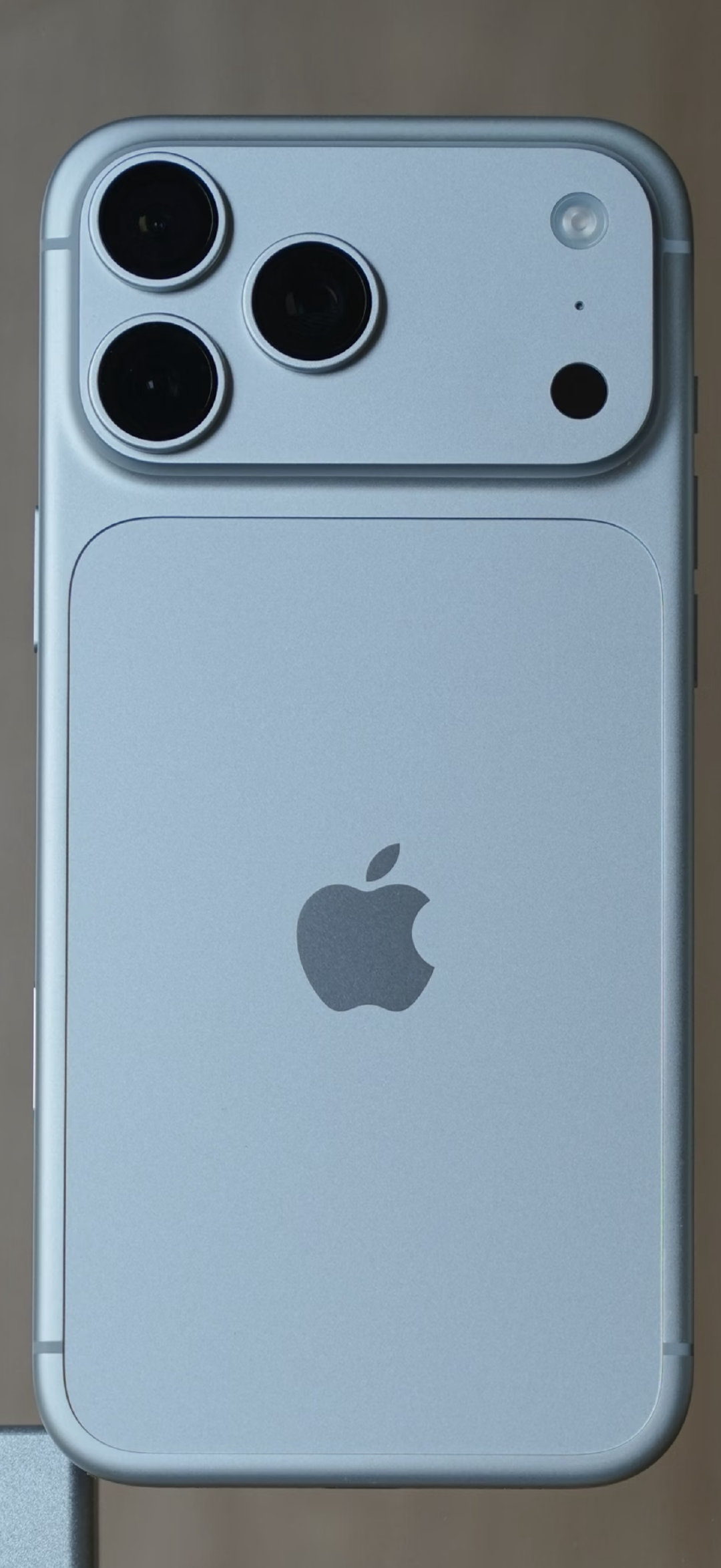 A19 Pro（iPhone17 Pro）

目前苹果最强移动端芯片。多1核GPU、更大内存、更高带宽，光追性能、剪辑速度、AI本地算力、游戏上限全面碾压普通A19。 ​