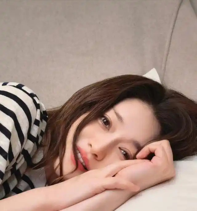 李小冉50岁无滤镜生图流出，不刻意扮嫩装少女，这份松弛感太戳人啦 ​