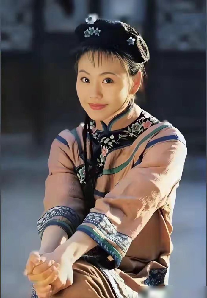 柳红拍《还珠格格》一集才拿1800块，还是按集算的。
陈莹自己翻出旧照，21岁，大三，跟林心如苏有朋同框。她说拍完戏大家各忙各的，私底下没那么黏糊，别把怀旧滤镜当真相。
网友老问柳红最后跟谁了，她回得干脆：谁也没跟，独行到底。戏外倒是嫁了个建筑设计师，生了俩闺女。
这些年总有人说她退圈了，她直