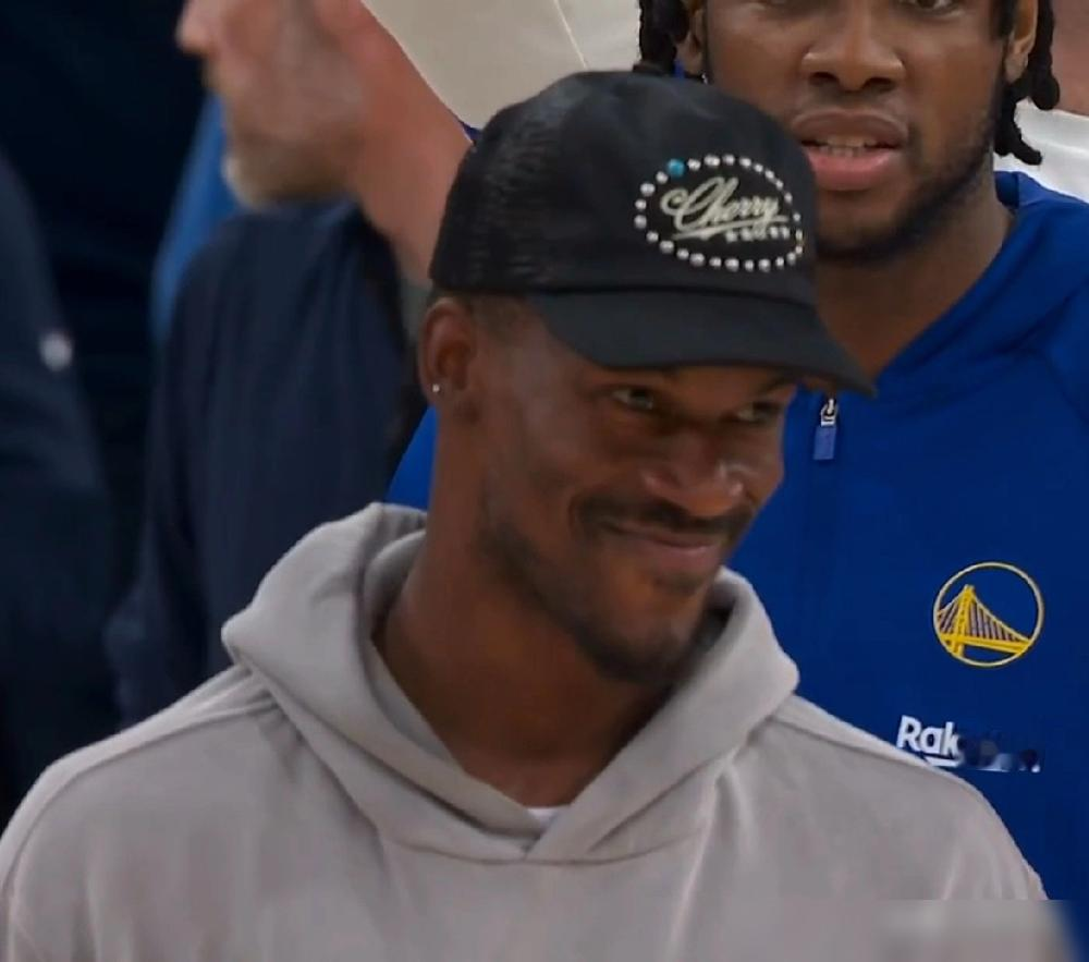 38岁库里，膝盖里没一根好韧带，硬扛两个月复出砍29分。吉米·巴特勒看...