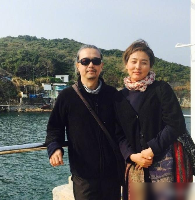 男人婆张延终究还是离了，硬生生瞒了两年，真相残忍又现实。
8月26日，媒体跑去问她老公张锦程，男方只回了一个字：是。没废话，没解释。而56岁的张延，至今一言不发，近照憔悴得让人心惊。
这段长达20年的婚姻，其实2024年就断了。女方定居内地，男方死守香港，三观不合，日子早过不到一块了。
那为啥