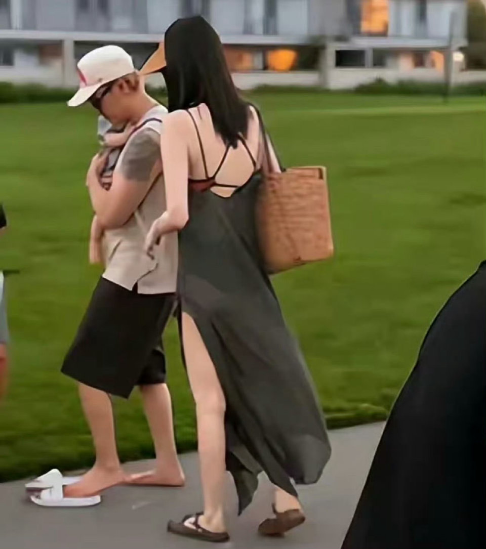陈伟霆何穗一家三口同框：低调烟火里的温馨