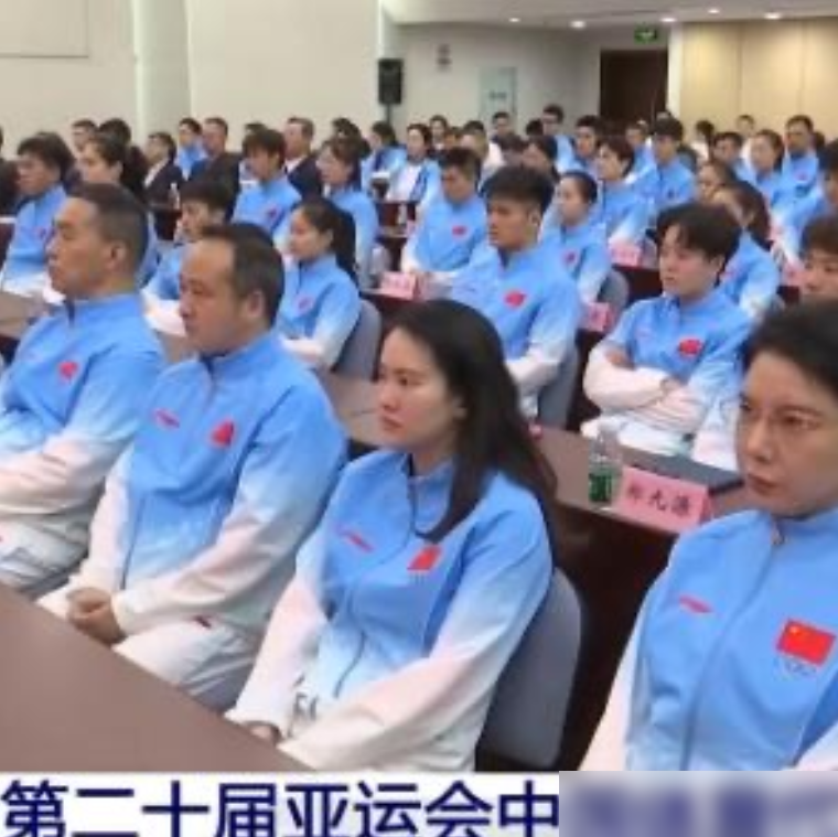 拿完三连冠隐退的石智勇，转头竟带着8个毫无经验的新兵，去名古屋硬刚了。
亚运代表团刚亮底牌，举重队10人出征，除了李雯雯和刘焕华镇场，剩下8人全是大赛零经验的生面孔。规则大改，优势级别被砍，开局就是地狱难度。
训练馆里直接上狠活，音响开到最大，死命放音乐模拟赛场噪音，逼着年轻雏鸟在高台上四面朝向