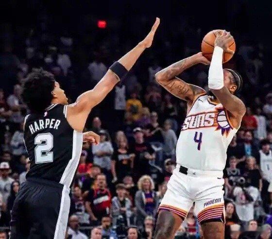 马刺98-102不敌太阳！2连败！5点真实赛后总结🔥

北京时间10月11日，NBA季前赛，太阳主场102-98险胜马刺，马刺遭遇季前赛两连败！整场比赛细节很多，5点核心看法说透全场：

1、文班亚马全能但三分严重拉胯
文班亚马仅出战22分钟，14投6中拿下13分7篮板6助攻1抢断2盖帽。攻防、组织全部在线，天赋全 ​
