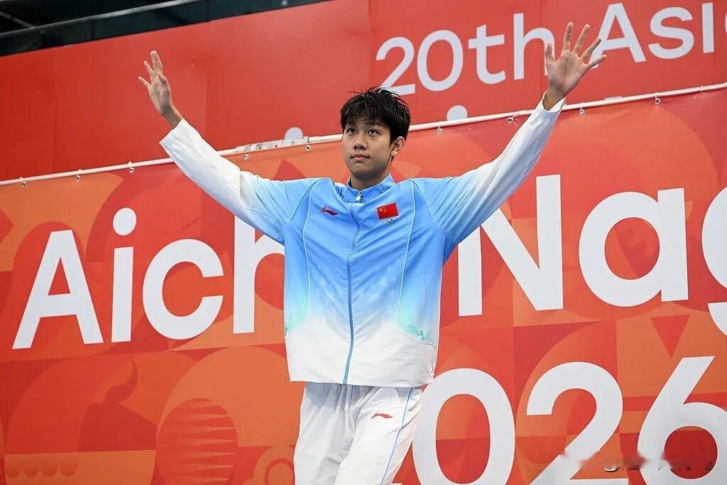 六金王也只是19岁的青岛大男孩

9月24日，名古屋亚运会男子800米自由泳颁奖仪式落幕。现场一声“山东王，看这里”，逗得张展硕开怀一笑，他依旧下意识转身，朝着观众席挥手致意。
年仅19岁的他，在本届亚运赛场斩获六枚金牌，被大家亲切称作“山东王”。赛场上他劈波斩浪、勇夺桂冠，赛场下依旧是鲜活可爱的少