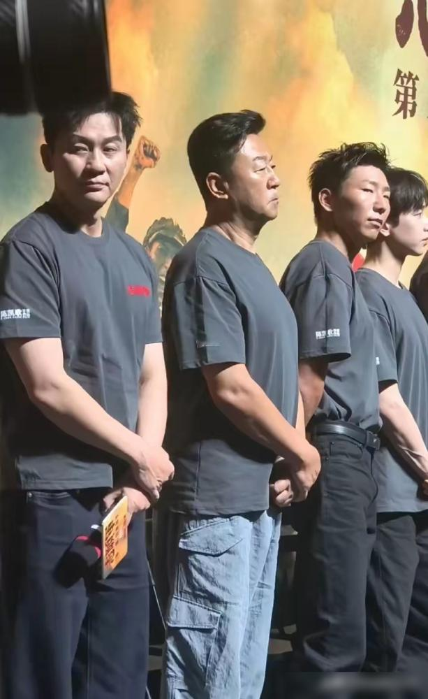 李晨这张脸，真扛不住了。镜头一扫过去，松垮、发腮、眼袋全出来了，跟旁边陈飞宇同框，像两代人。
但你要知道，李晨19岁演《十七岁不哭》那会儿，是真正的简宁学长，清秀得能掐出水，当年央视少儿频道里嫩得被叫鲜牛肉。
后来跑男把他熬成了大黑牛，人气是上去了，脸也彻底回不去了。47岁，直接从鲜牛肉干成了老