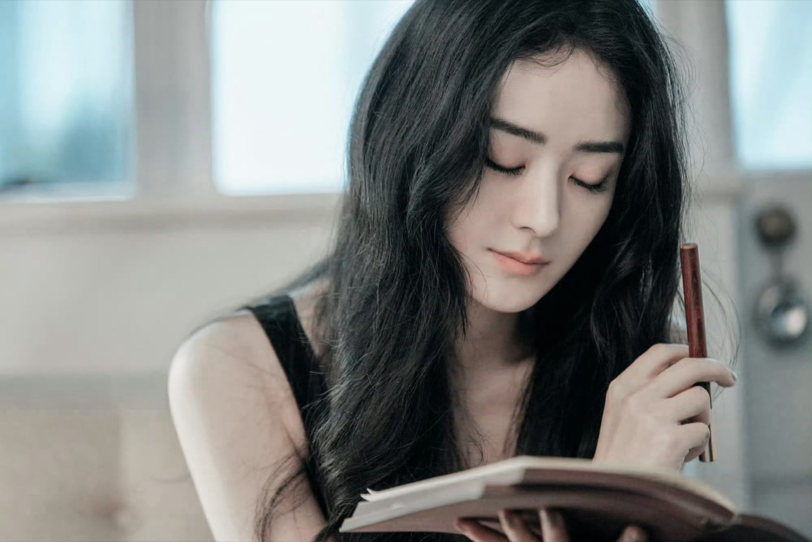 #赵丽颖[超话]##赵丽颖39岁生日晒和儿子同框背影照# “扬起白帆，与你一同奔赴热爱.”𝐑𝐚𝐢𝐬𝐞 𝐭𝐡𝐞 𝐰𝐡𝐢𝐭𝐞 𝐬𝐚𝐢𝐥 𝐚𝐧𝐝 𝐠𝐨 𝐭𝐨 𝐥𝐨𝐯𝐞 𝐰𝐢𝐭𝐡 𝐲𝐨𝐮. ​