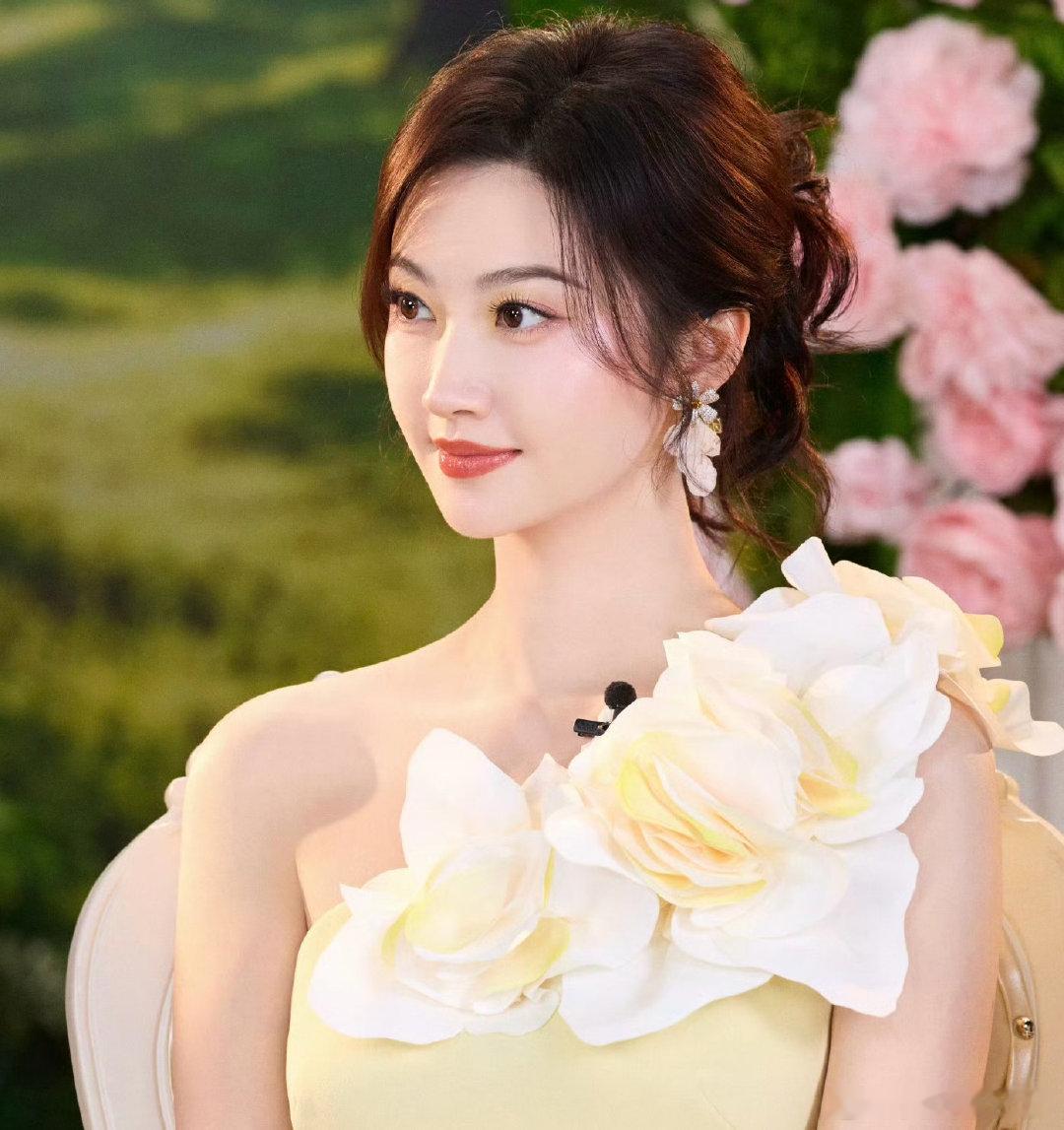 #景甜[超话]#  往前走，前面有光，有人间烟火，有国泰民安… ​