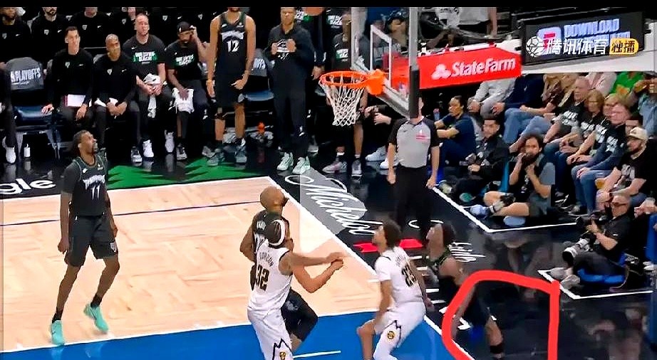 疯了！左膝盖反向弯曲，爱德华兹直接被抬下场！  这一幕看着都疼……落地...