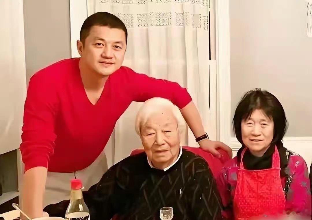 李亚鹏妈妈原来是儿科医生👩‍⚕️
为人低调，很喜欢海哈金喜，对李嫣也十分善待。
如今也全力支持儿子的生活，长辈的通透很难得。
一家人的相处模式，看得出来是很温暖的家庭氛围。

长辈能善待孩子，真心接纳家人，真的很加分✨

你们怎么看待这种家庭相处？

#李亚鹏 #李亚鹏妈妈 #海哈金喜 #李嫣 ​