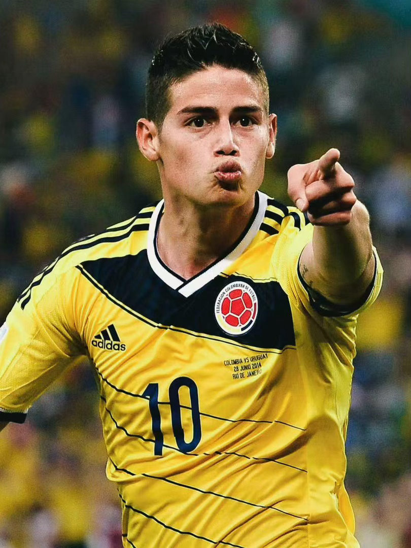 J罗｜哈梅斯·罗德里格斯（James Rodríguez）✅ 左脚大师，视野顶级，长传、直塞、定位球功底极强，远射威力巨大。✅ 2014世界杯封神：5场6球拿下世界杯金靴，对阵乌拉圭那记胸部停球凌空抽射，拿下普斯卡什年度最佳进球。✅ 传球创造力拉满，擅长给队友制造得分机会，是哥伦比亚的进攻大脑。 ​​​