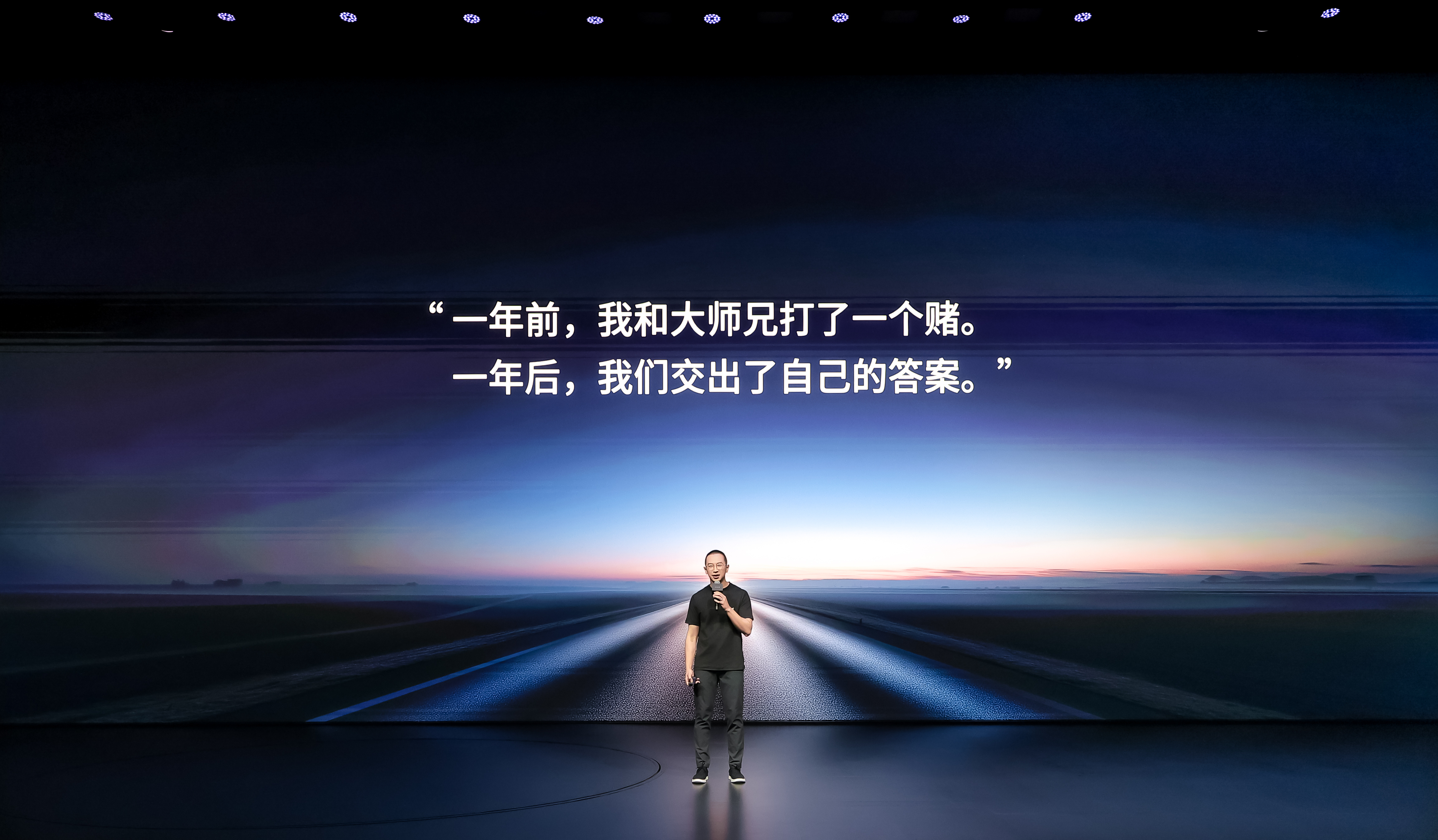 从理解空间，到理解时间，小鹏第二代VLA迎来了首次模型大升级，模型能力全面增强。

物理AI真正的难题，是理解世界，并在充满限制的真实世界里行动。打个比方，智驾最难的几个场景，前面的卡车有延伸出车体的钢管，前方有一棵倾倒在半空的树，这都需要AI去真正理解物理世界，才能解决。而且不仅是智驾 ​