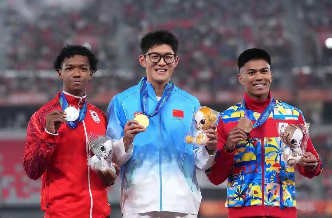 亚运男子110米栏夺金🏅陈圆将站上最高领奖台
 
当地时间9月28日，名古屋亚运会田径男子110米栏颁奖仪式顺利举行。
 
中国选手陈圆将斩获该项目金牌，站在领奖台中央。
亚军为日本选手村竹拉希德，季军是菲律宾选手托伦蒂诺。
 
赛场拼搏终获回报，恭喜陈圆将拿下亚运男子110米栏冠军！为国争光！
 
 ​