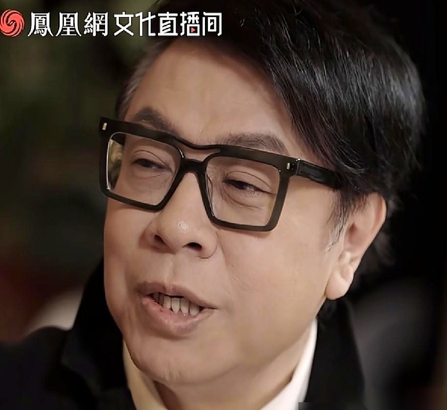 李敖连着骂了蔡康永整整四年，一直骂到2015年《康熙来了》停播。
作为2004年这档节目的第一期嘉宾，他看着这个手里攥着两岸最大话筒的人，天天去聊谁跟谁睡了。
蔡康永每次的回应都温温吞吞不接招，留下小S程度不足的定论和满屏求打赏的读书人继续维持着现在的局面。
你说李敖凭什么逮着一个人戳脊梁骨戳这么久