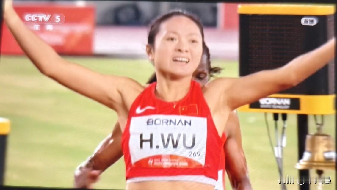 中国田径队的吴洪娇简直是实至名归！在亚运会田径女子800米决赛中，吴洪娇在第一圈弯道出来大家都不大愿意领跑的情况下，果断地领跑。结果领跑后就一发不可收拾，一路领先，并且在最后50米，越跑越快，以绝对的优势第一个冲过终点。获得亚运会田径女子800米决赛的金牌，这确实是实至名归！