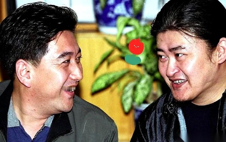 刘欢在9月25日中秋节上午9时52分于上海离世，生前遗愿是一切从简，不办追悼会和遗体告别仪式。
有着三十多年交情的老友水均益事前没得到一点消息，直到早上刷朋友圈才被动看到动态。
网传悼文里提到的那场前两天还在商量的聚会，现在彻底定不下见面的具体时间了。
普通人总觉得名人会有极其严密的圈子通报网。可真