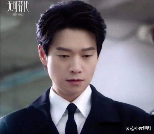 真是没对比就没伤害，看完《早春晴朗》再看《无可替代》，一个让我磕到牙疼，一个让我学到东西，这对比很明显 ​