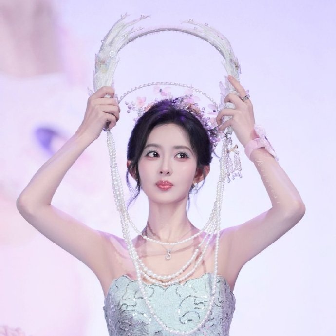 孟子义说自己是王传君的君子兰
 
一次活动采访里，孟子义聊起王传君，形容自己是对方的君子兰，这个比喻引发不少网友讨论。君子兰沉静雅致，不张扬，象征温和长久的情谊。
 
两人在综艺里结识，相处轻松自然。有说法认为，这只是朋友之间风趣的比喻，代表彼此欣赏。网上也有不少衍生猜想，相关解读尚无定论。
 
一