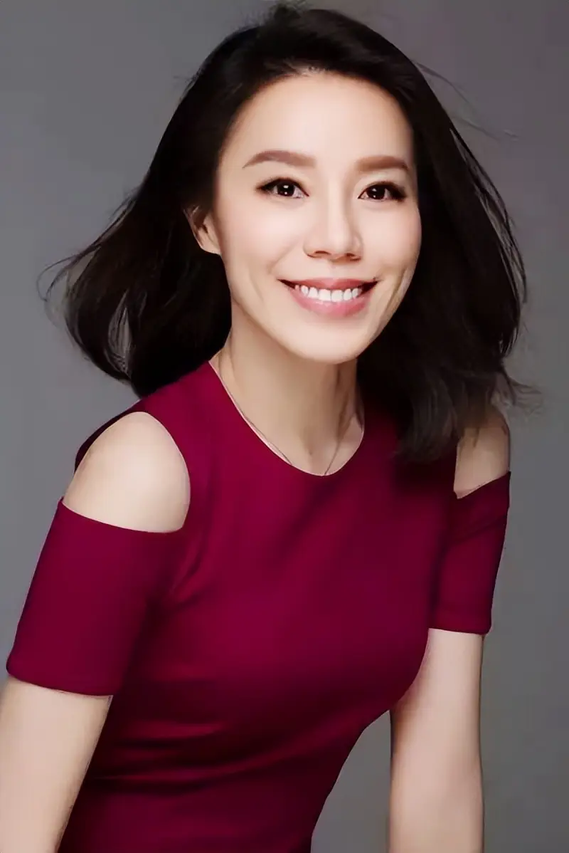&34;蔚来老板娘&34;，她曾是央视英语新闻频道主播
很多人知道王屹芝，是因为&34;蔚来创始人李斌妻子&34;这个标签。但翻开她自己的履历，你会发现——在成为&34;老板娘&34;之前，她已经在央视干了7年。
1986年生于安徽、广州长大的王屹芝，中学读华南师大附中，2005年考入中国传媒大学英语播音与主持专业，辅修电视编导。20