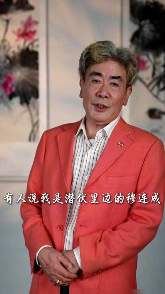 孙红雷把平光镜一架，张国庆头皮发麻，这哪是刘华强，分明是个活脱脱的酸秀才。

《潜伏》片场，张国庆连剧本都没翻，冲着孙红雷三个字进组演了穆连成。三天戏杀青，他直呼过瘾。

俩人私下盘道。孙红雷说演余则成诀窍就一条，死死压住那股劲儿。为了藏住匪气，孙红雷把步子迈碎，眼神往地下砸。

前半段他愣是不敢碰