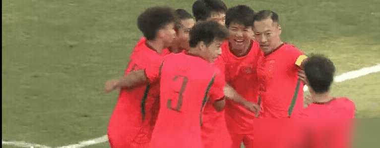 安东尼奥带U23这两年，就输过日本韩国，剩下全平趟。亚运会把乌兹别克斯坦拖进点球，硬是啃下块铜牌，28年头一回。
都说他摆五后卫难看，可国足这帮人，玩脚下活得过谁？防反就是活路。
那边国家队刚被巴勒斯坦灌5个，他这边说中国球员不缺潜力，缺人踹一脚。严训练、多实战、给联赛时间，话糙理不糙。
足协