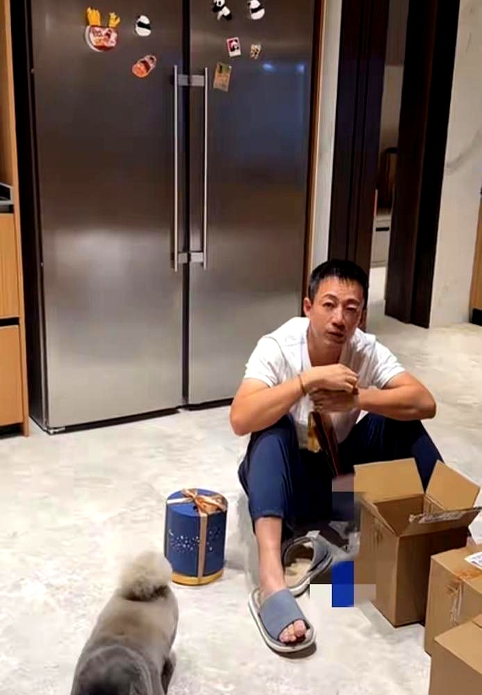 汪小菲9月16日发了个日常视频，直接把网友看愣了：往地上一坐就开始拆快递，抓着月饼大口硬啃，脸颊浮肿，眼袋垂得老长，评论区全在喊他“油腻得没法看”
 

当年跟大S在一起，西装永远笔挺，头发一丝不乱，必须随时端着京城阔少的架子。现在的他，踩着塑料拖鞋陪马筱梅逛街，直播犯困了当场揉眼睛，累了就毫无形象