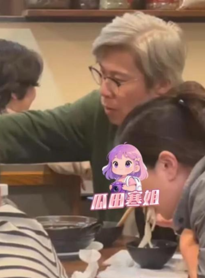 知名娱记曝疑似李乃文现身日本，和妻儿聚餐流利说日语！

根据娱记现场实拍画面，在日本京都一家极具烟火气的小众日料店里，一名身形、神态、五官和李乃文百分百撞脸的中年男子低调现身。

当天他打扮休闲低调，一身温柔针织穿搭，头发微白，戴着眼镜，整个人的气质、神态、举止，和荧幕上的李乃文几乎一模一样，让人根
