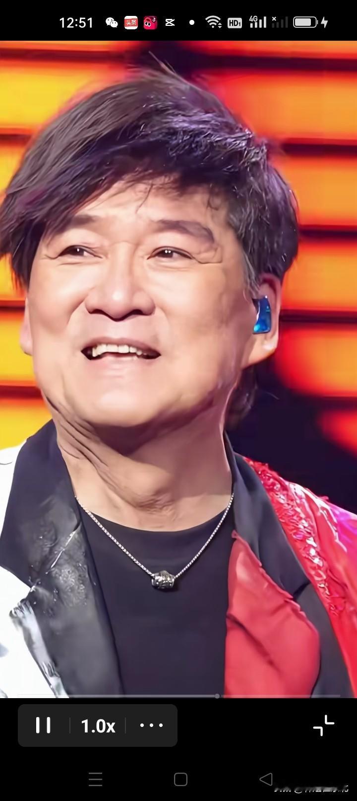 周华健真的老了，翻到他近期两组不同场合的现场照，对比当年《朋友》火遍大街小巷的清爽模样，变化大到差点没认出来。
之前重庆演唱会他特意穿一身黑想藏住发福的身形，结果凸起的肚腩还是遮不住，整个人上半身肿得明显，腿却还是细的，体态看着特别不协调。另一组海外开唱的画面里，他连特意染黑发的心思都没了，满头白发