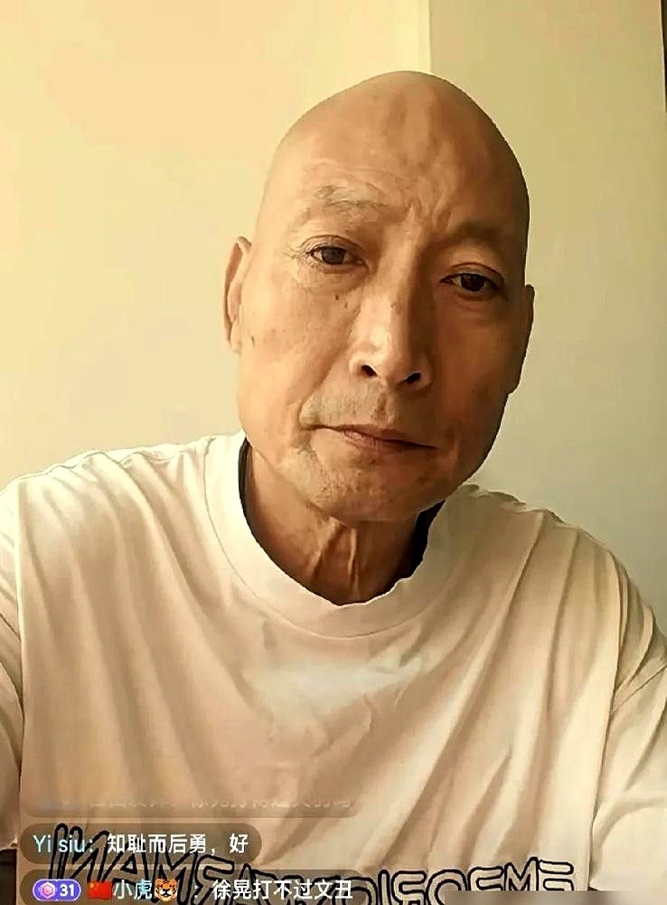 白帝城托孤，刘备躺在床上，床底下竟然趴着一圈刀斧手。

只要诸葛亮敢说个“不”字，立马拖出来砍了。

这不是段子，是《新三国》原剧本。于和伟拿到本子，人傻了。这拍出来，刘备成什么了？他跟导演掰扯半天，说这不光是黑刘备，简直是在侮辱观众智商。

更离谱的还有。演徐晃的陈威，进组拍了半天，压根没见过演关