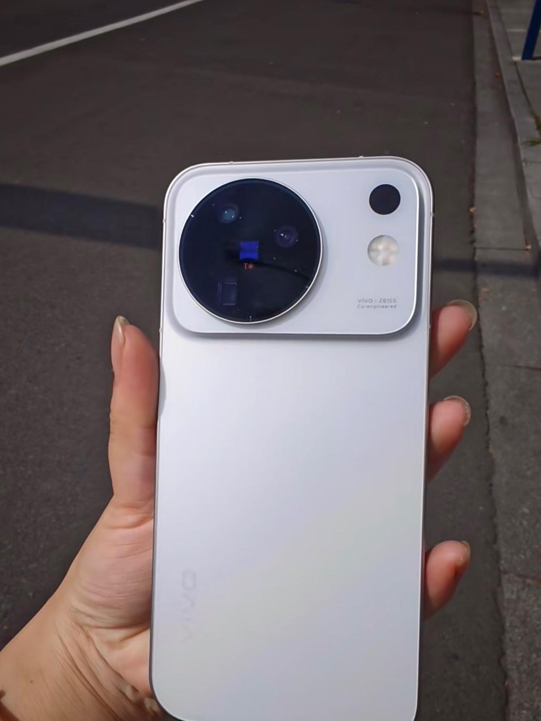 #vivo X500系列#今晚就要来了，同学们可以提前【 live，增距镜等等，别家4Klive已经过时咯，电池预计接近8000mah，你们期 ​