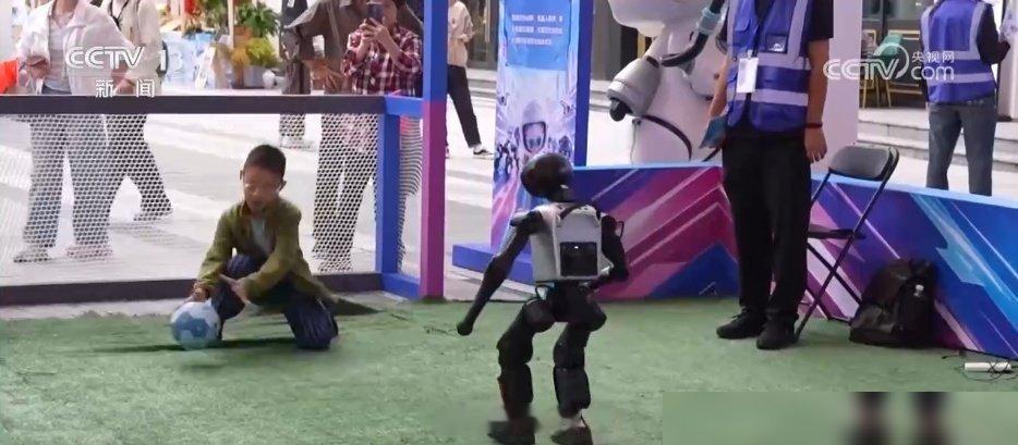 国庆这几天刷到不少人在杭州晒“科技游”，说实话我一开始以为是那种摆几个机器人拍照的噱头，结果看完发现还真挺会玩。 
 
杭州西湖区有个文三数字生活街区，假期里整个街区都透着一股科技味儿。人机足球赛、机器狗射击，还有能靠脑控制作棉花糖的项目，游客排着队去打卡。脑控棉花糖这个我是真好奇， ​