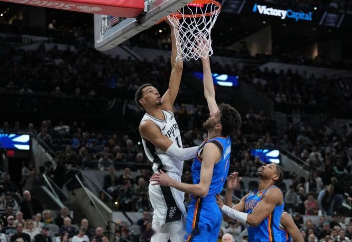 近日美国著名评论员Skip和前NBA球员尼克·杨、肯扬·马丁、拉沙德·...