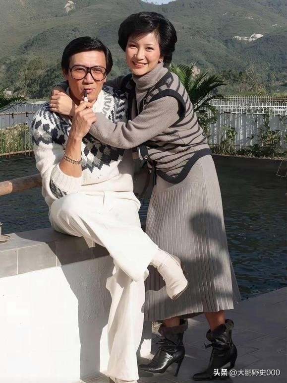 70年代新婚时期，谢贤与狄波拉在海景别墅庭院留下合影。43岁谢贤，28岁的双料选美冠军狄波拉，当年众多追求者里，她选择了谢贤