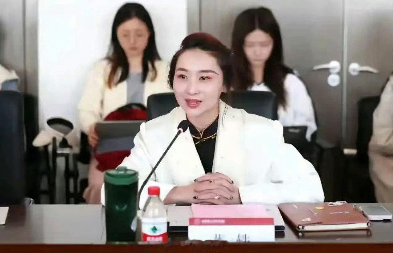 #北理工裴轶履历造假被查处#北理工这份通报落锤了，裴轶终于被解聘。一边在课堂制造性别对立，一边论文还被扒出疑点，高校老师本该以身作则，这样实在不配站在讲台。 ​