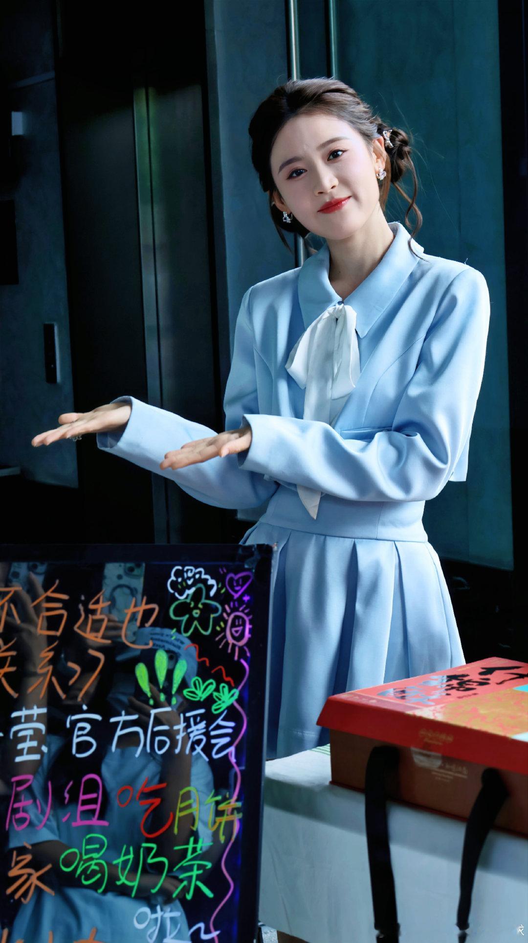 #演员_翟一莹[超话]#  

一莹祝所有莹光们中秋节快乐！ ​